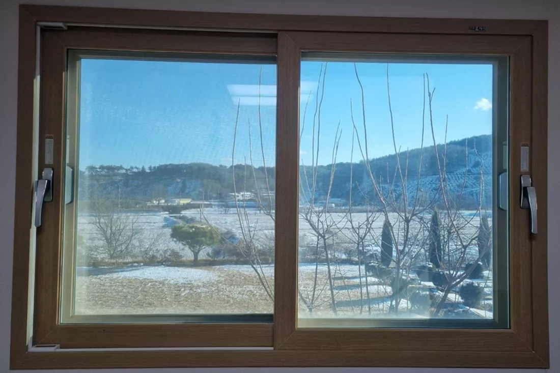 천안 전원주택 창문으로 보이는 항구 마리나 정박 전망