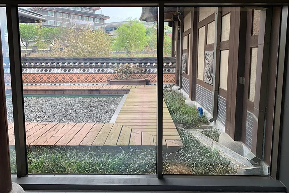 전시관 내부에서 바라본 정원 풍경