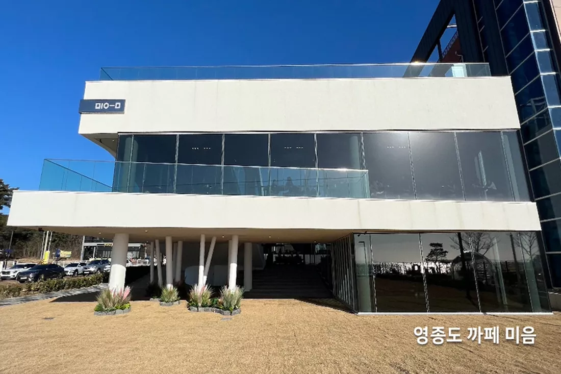 카페 건물 외관 다른 각도 전경