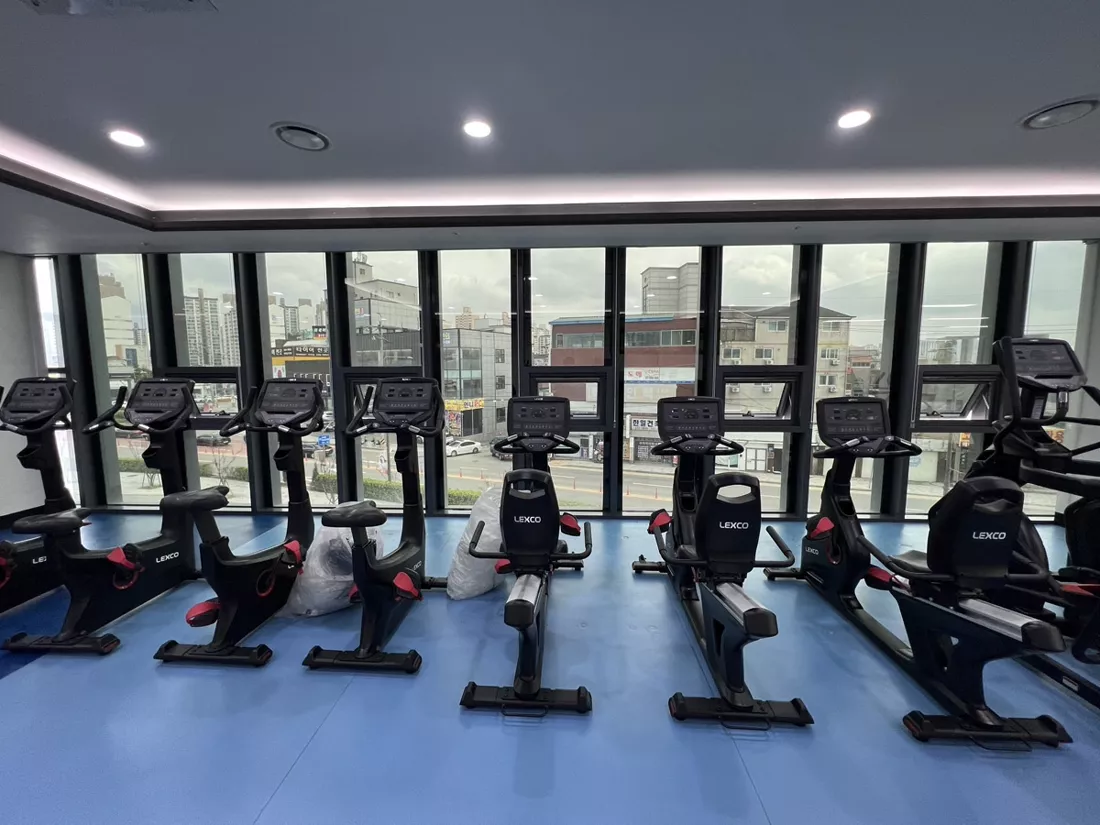 오산 문화센터 헬스장 유리썬팅 시공 완료 후 창가