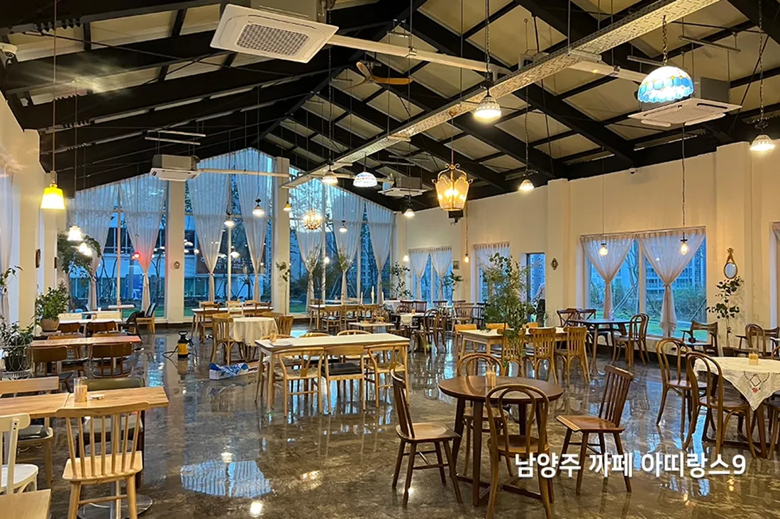 남양주 카페 내부 테이블·의자 배치 홀 전경