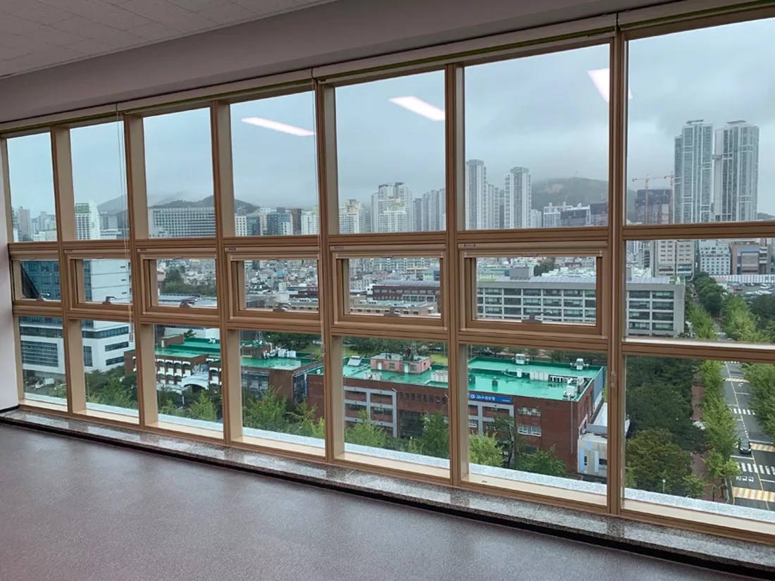 부산 캠퍼스 코너 창문 자리 도심 조망 유리썬팅 시공