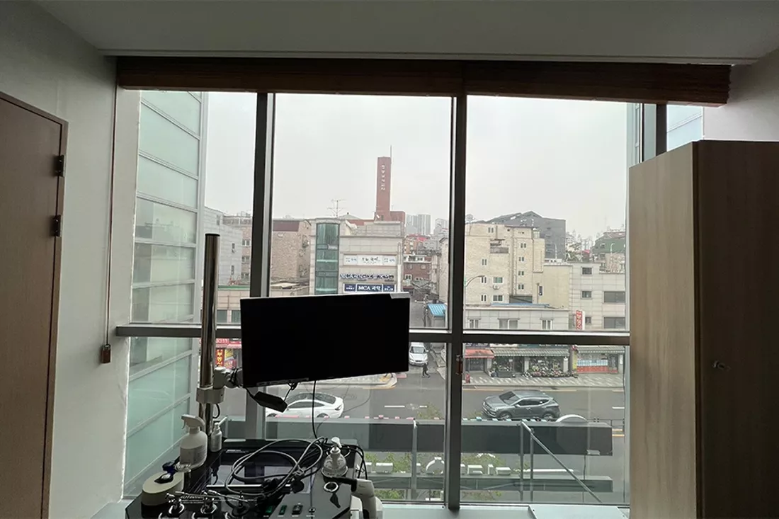 창가 데스크에서 바라본 건물 외부 도로변 전경