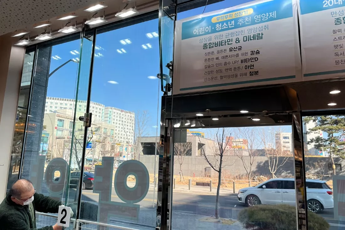 매장 내부에서 바라본 통유리창 너머 거리 전경