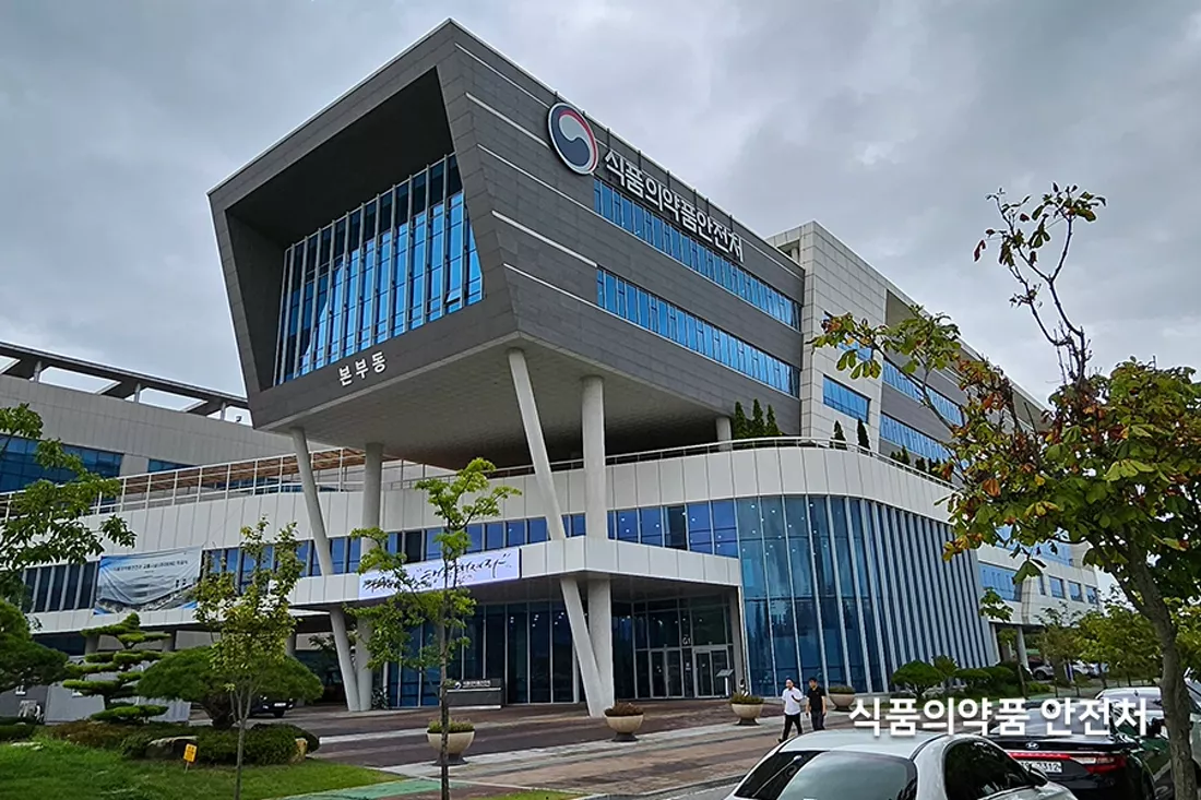 청주 관공서 유리창 열차단 필름 시공 작업 중