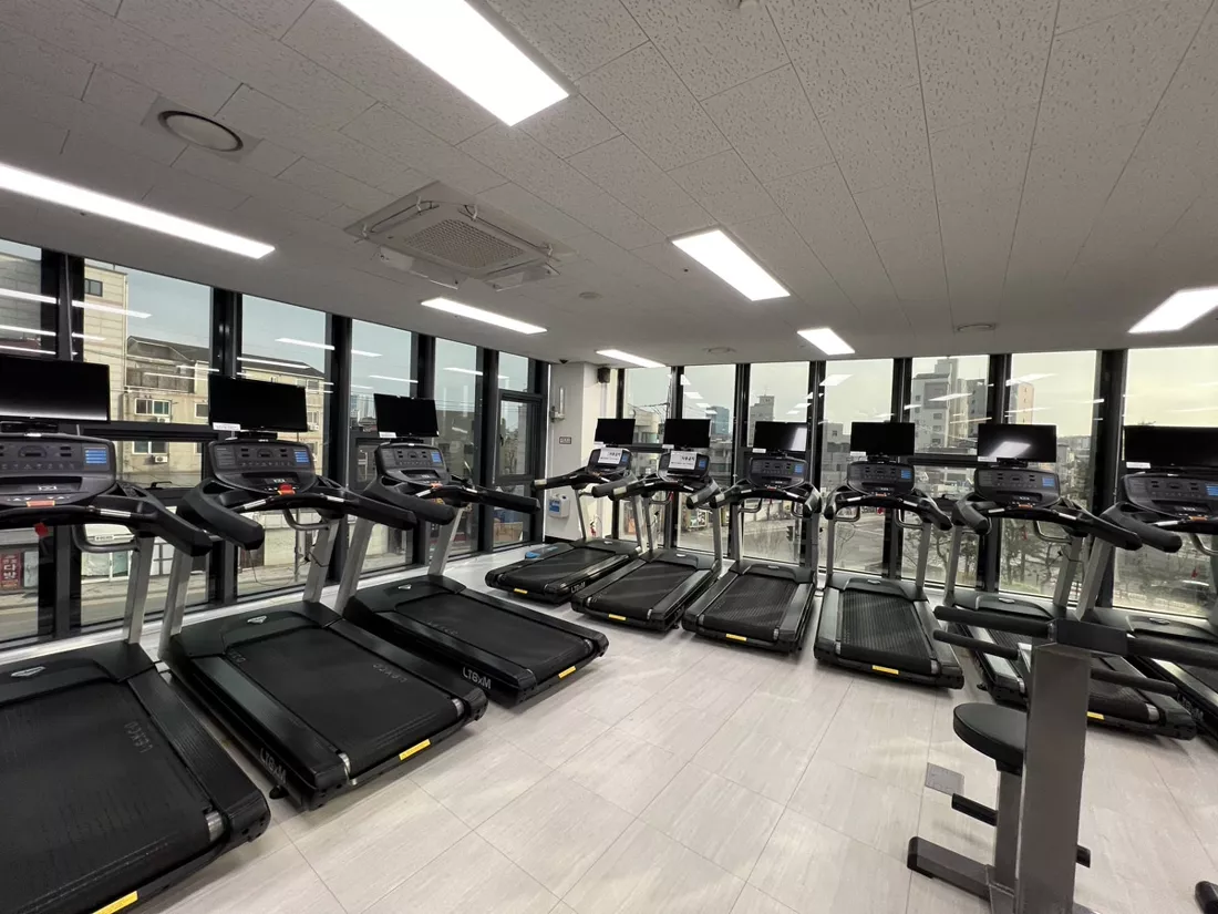 오산 문화센터 헬스장 러닝머신 통유리창 시공 전 모습