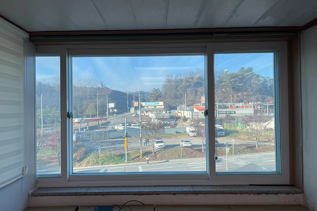 사무동 창호 필름 시공 작업 장면
