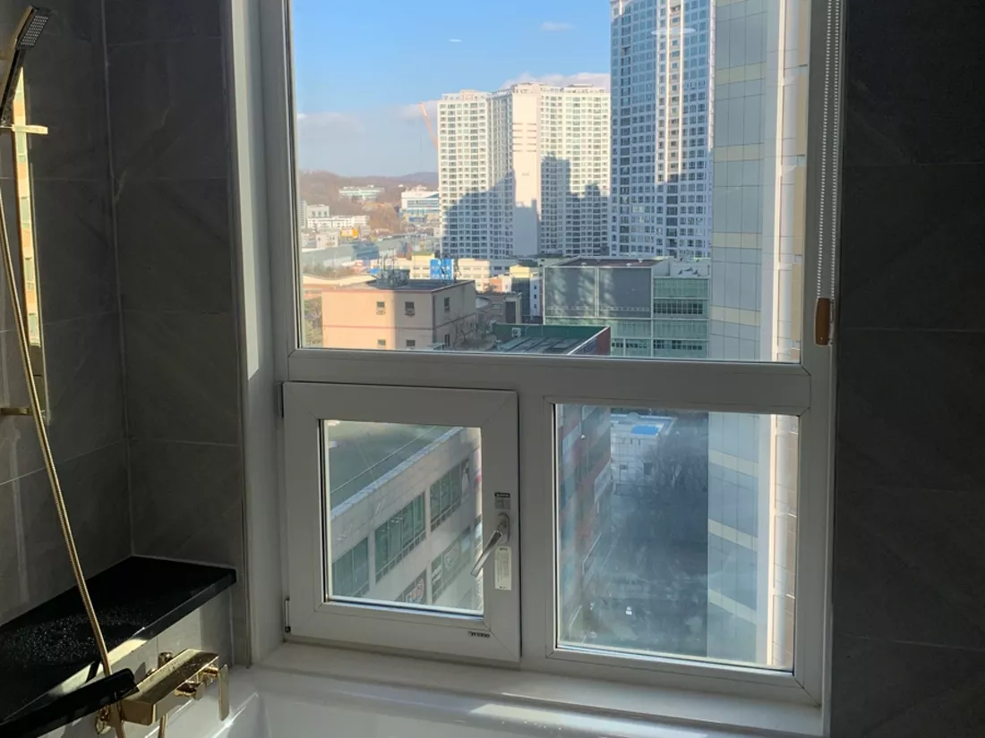아파트 욕실 창 열차단필름 시공