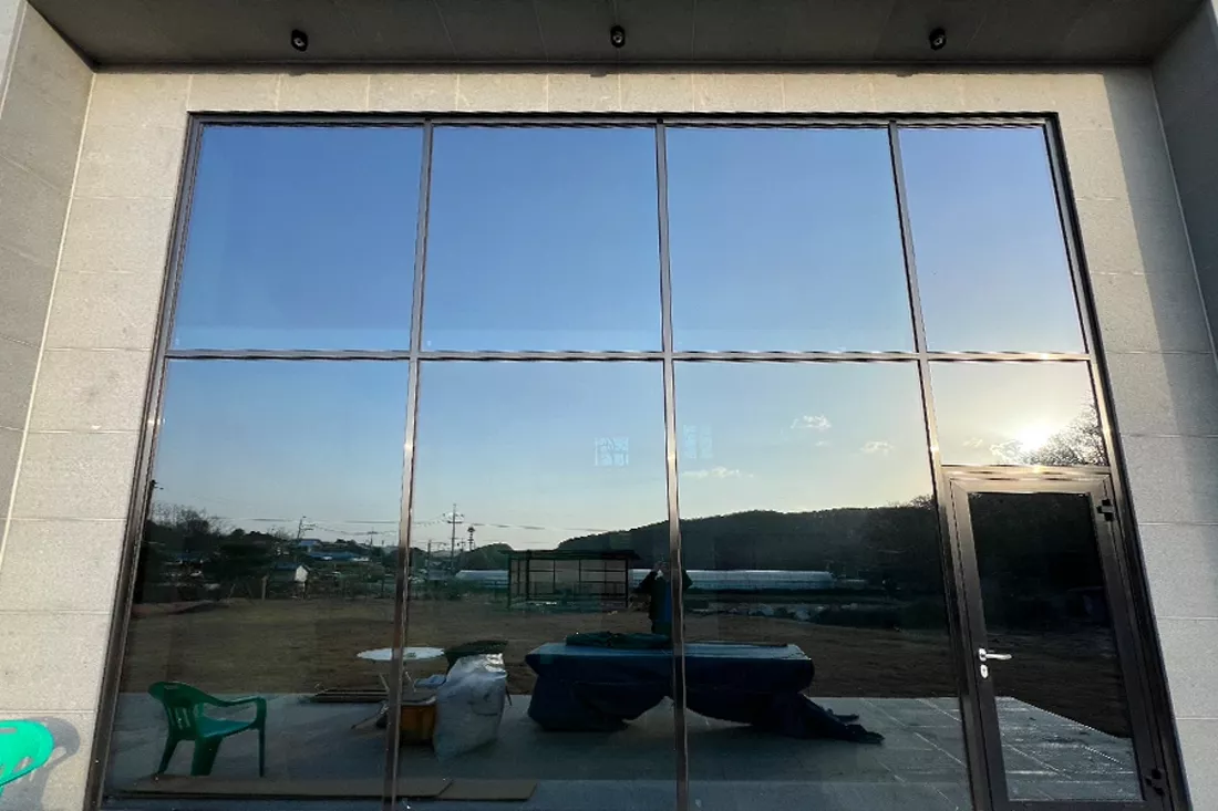 안양 신축주택 고층고 거실 통창 산 능선 조망 필름 시공