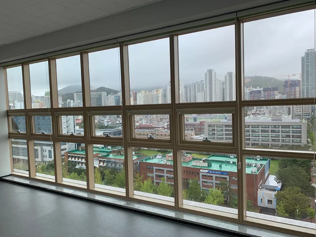 부산 캠퍼스 건물 긴 창문 열 녹지 조망 유리썬팅 시공