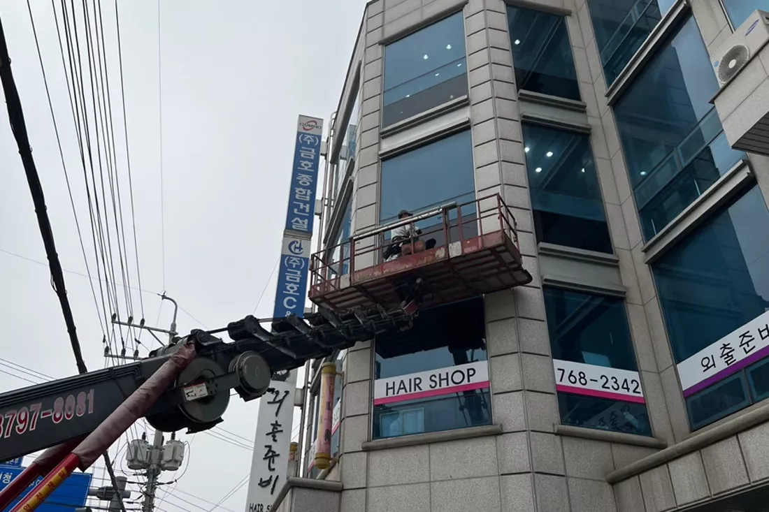 경기광주 사옥 고층 외부 유리 리프트 시공 현장