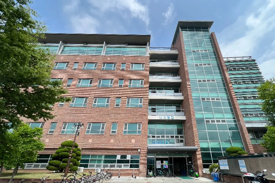 구미 금오공과대학교 붉은 벽돌 캠퍼스 건물 외관