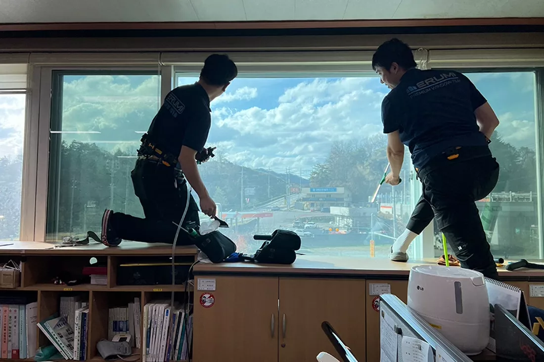 사무동 창 너머로 보이는 산 조망