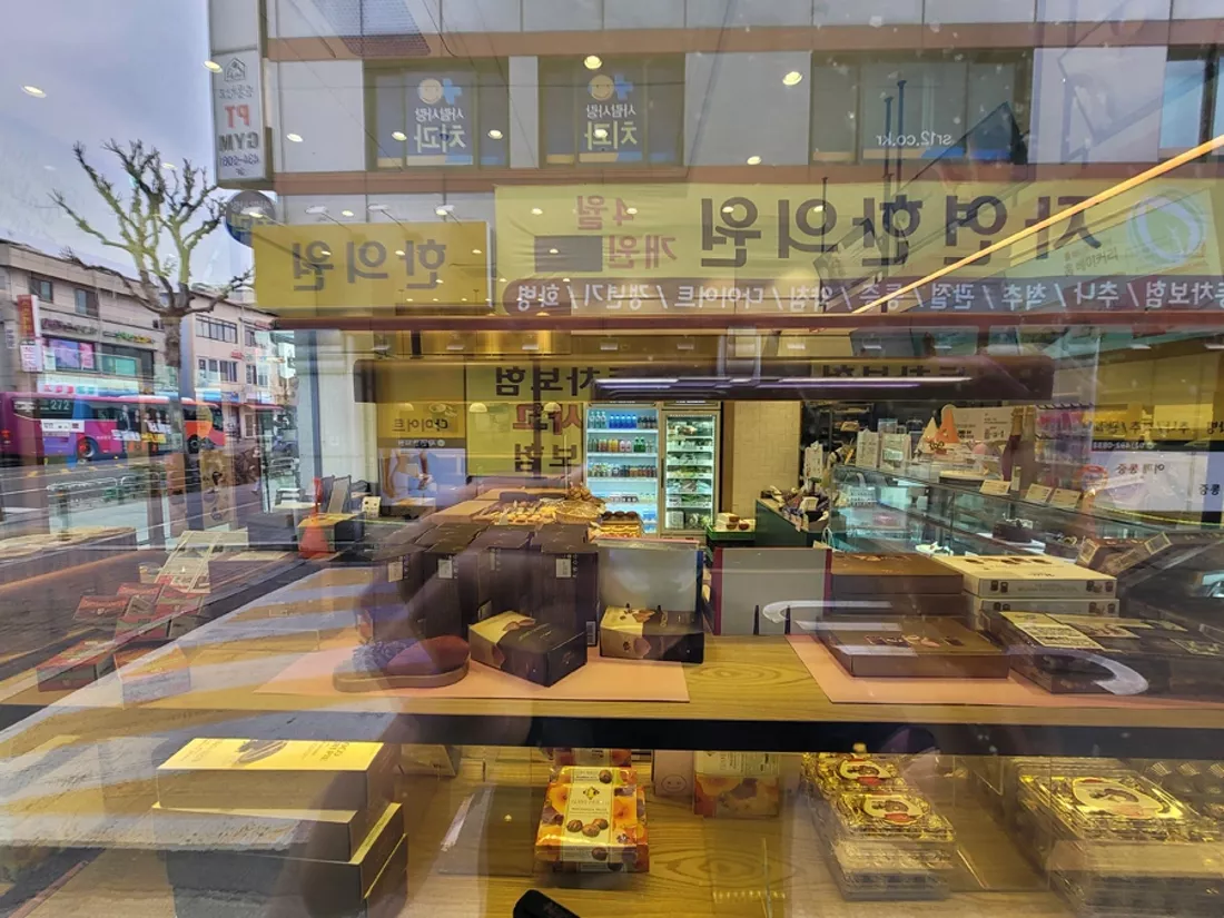 매장 통유리 전체에 필름이 고르게 부착된 모습